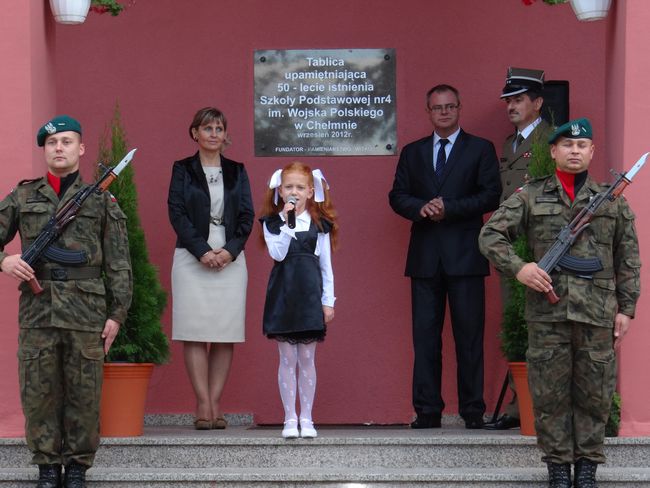 Patrycja Seehaber śpiewa hymn podczas Jubileuszu 50 - lecia istnienia szkoły 28 września 2012 r.